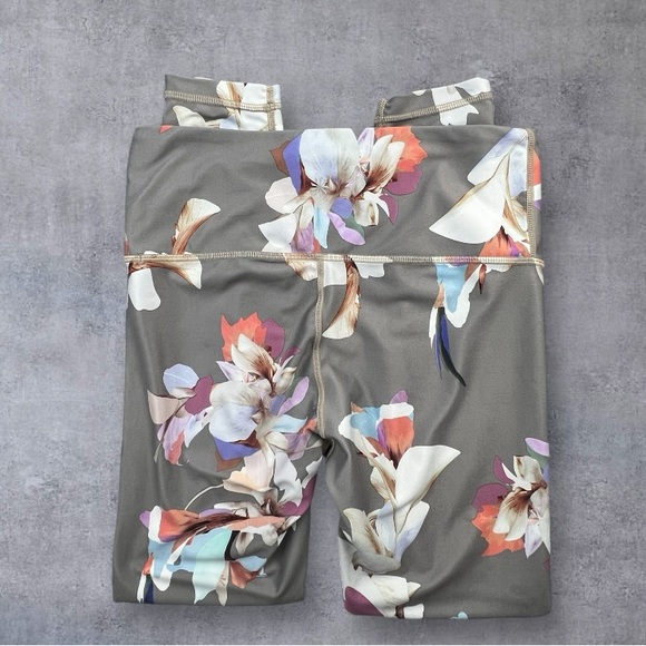 Athleta Gray Floral Elation Paradise 7/8 Tight Yoga Gym Fitness Pants Sz: Small - Picture 5 of 12